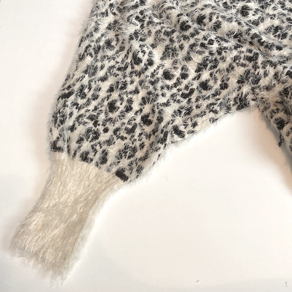 XOXO women’s white leopard print sweater, large, SUPER SOFT & COZY - Picture 5 of 6